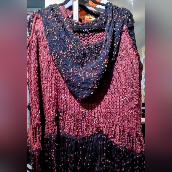 NWT One-Of-A-Kind Knitted Hooded Cold Shoulder Sleeveless Sweater With Fringe - Picture 7 of 9